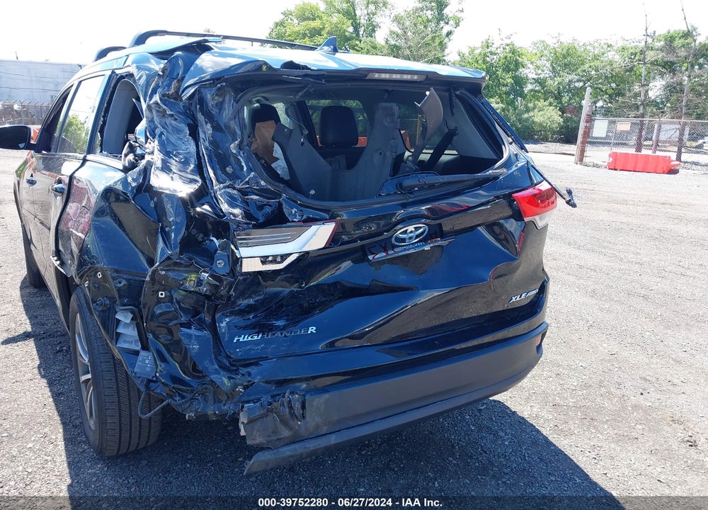 2019 TOYOTA HIGHLANDER XLE VIN: 5TDJZRFH9KS625136