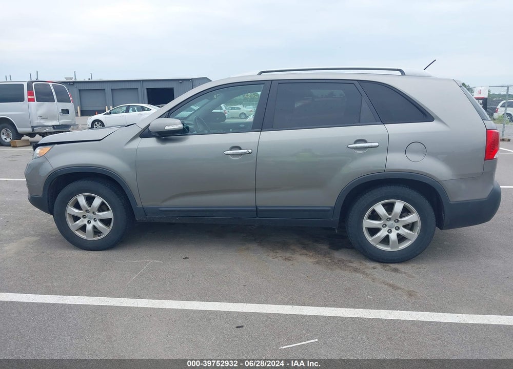 2013 KIA SORENTO LX VIN: 5XYKT3A61DG350497