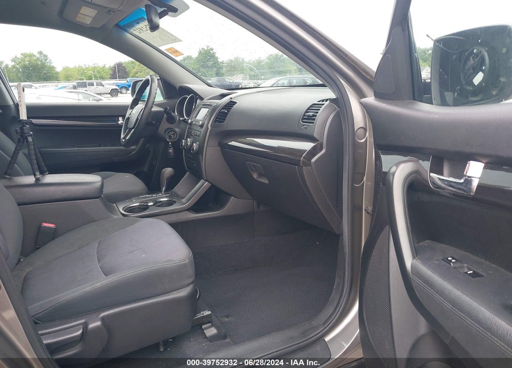 2013 KIA SORENTO LX VIN: 5XYKT3A61DG350497