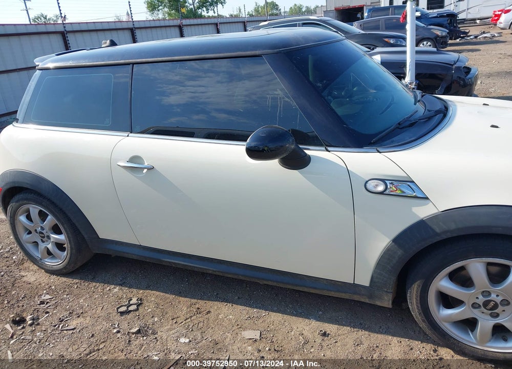 2010 MINI COOPER S VIN: WMWMF7C56ATW89782