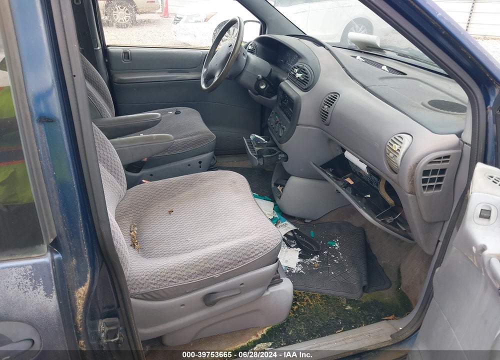 2000 PLYMOUTH VOYAGER VIN: 2P4FP25B1YR517848
