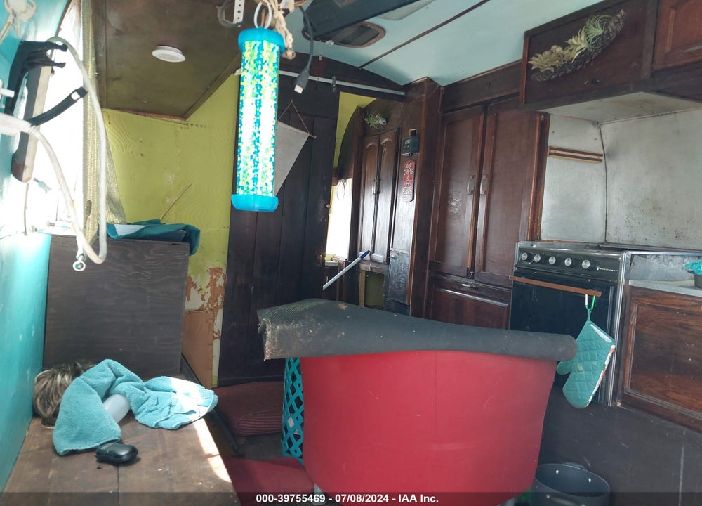 1976 AIRSTREAM TRAVEL TRAILER VIN: 0000000022D6V1683