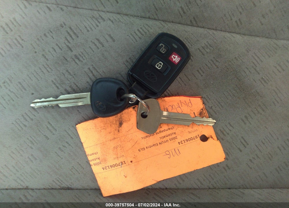 2005 HYUNDAI ELANTRA GLS/GT VIN: KMHDN46D25U952658