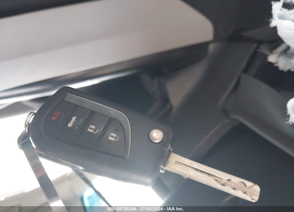 2018 TOYOTA CAMRY LE VIN: 4T1B11HK3JU672013