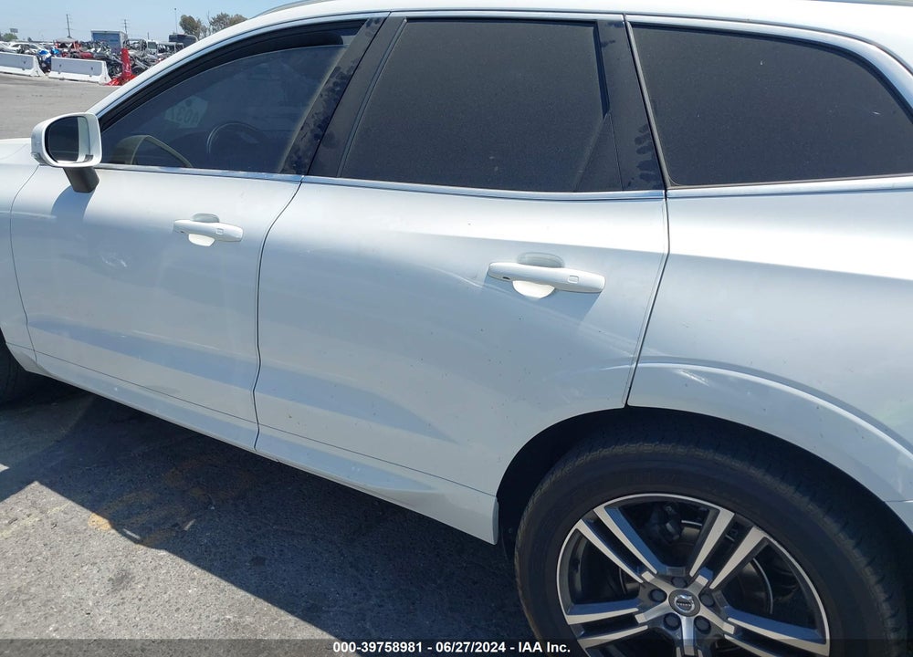 2018 VOLVO XC60 T5 MOMENTUM VIN: LYV102RK0JB102018