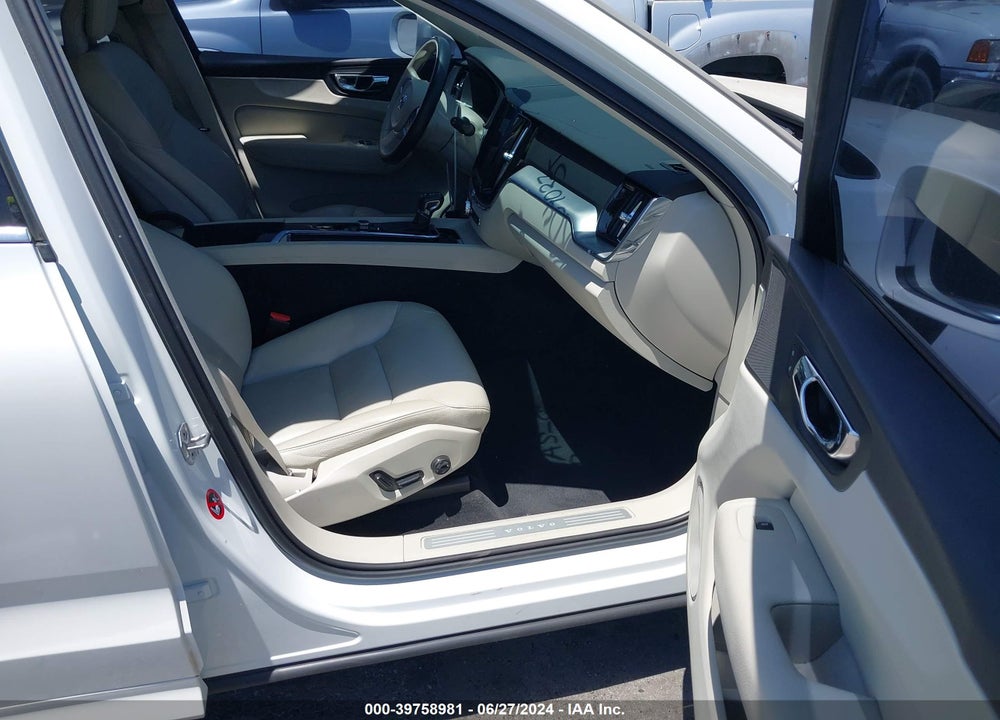 2018 VOLVO XC60 T5 MOMENTUM VIN: LYV102RK0JB102018