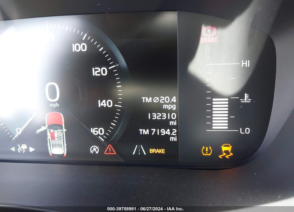2018 VOLVO XC60 T5 MOMENTUM VIN: LYV102RK0JB102018