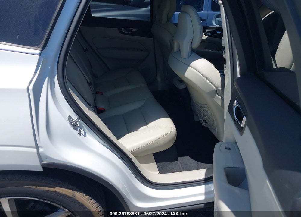 2018 VOLVO XC60 T5 MOMENTUM VIN: LYV102RK0JB102018