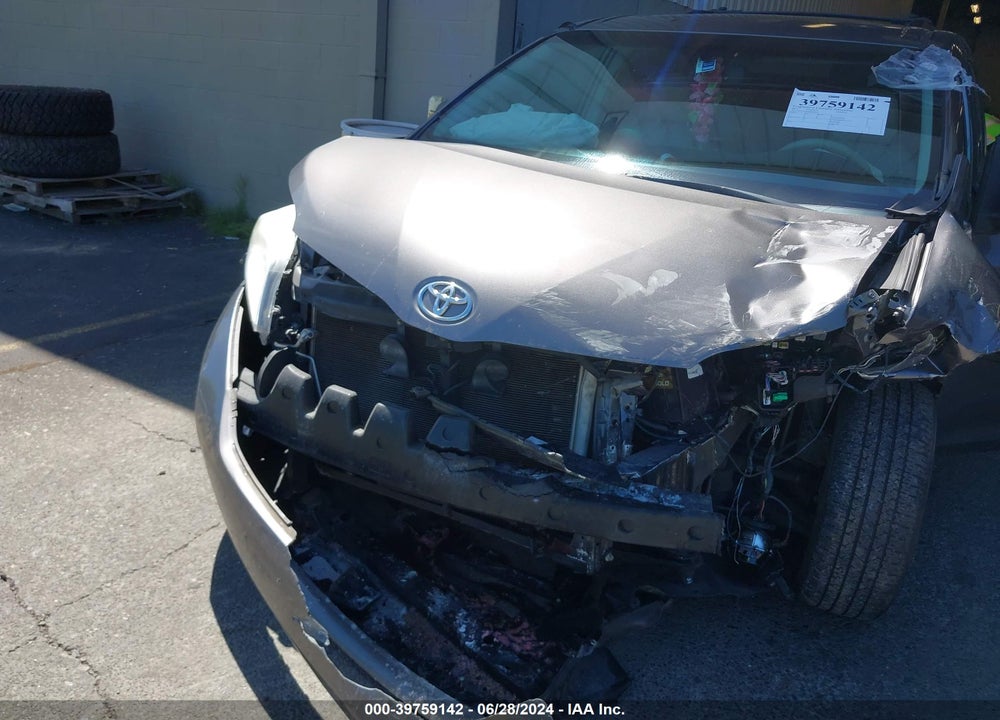 2014 TOYOTA SIENNA XLE V6 8 PASSENGER VIN: 5TDYK3DCXES458510