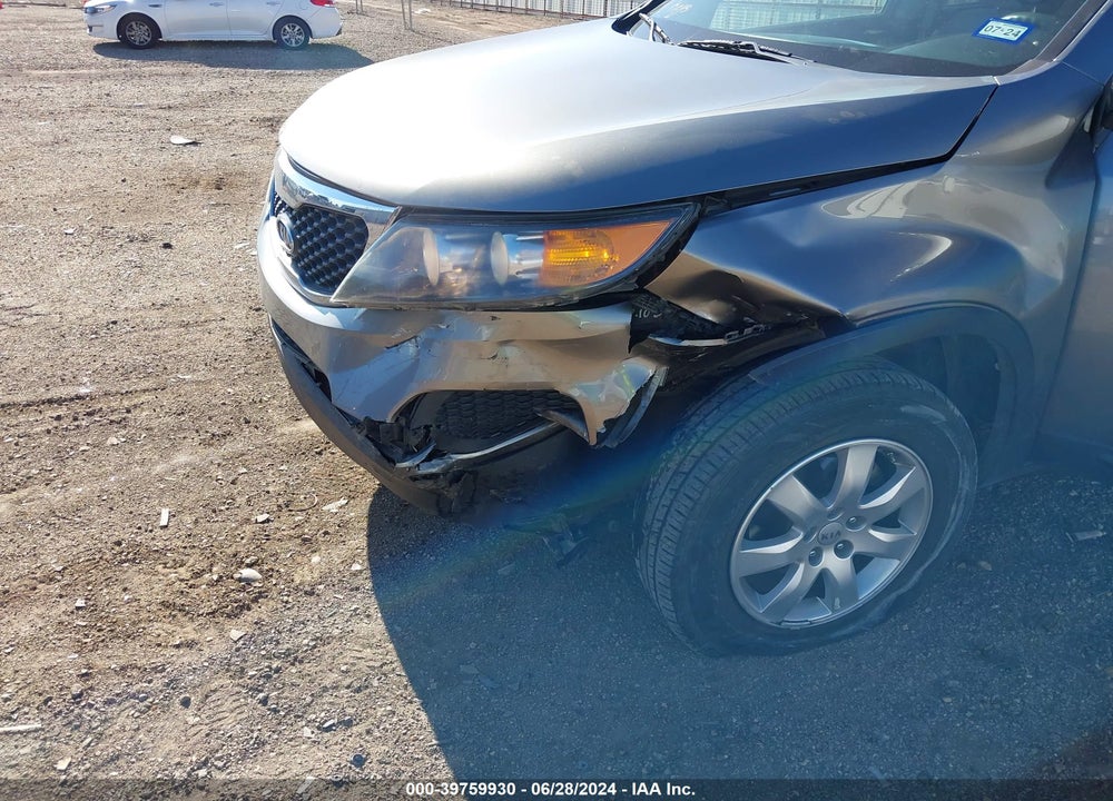 2013 KIA SORENTO LX VIN: 5XYKT3A14DG380338