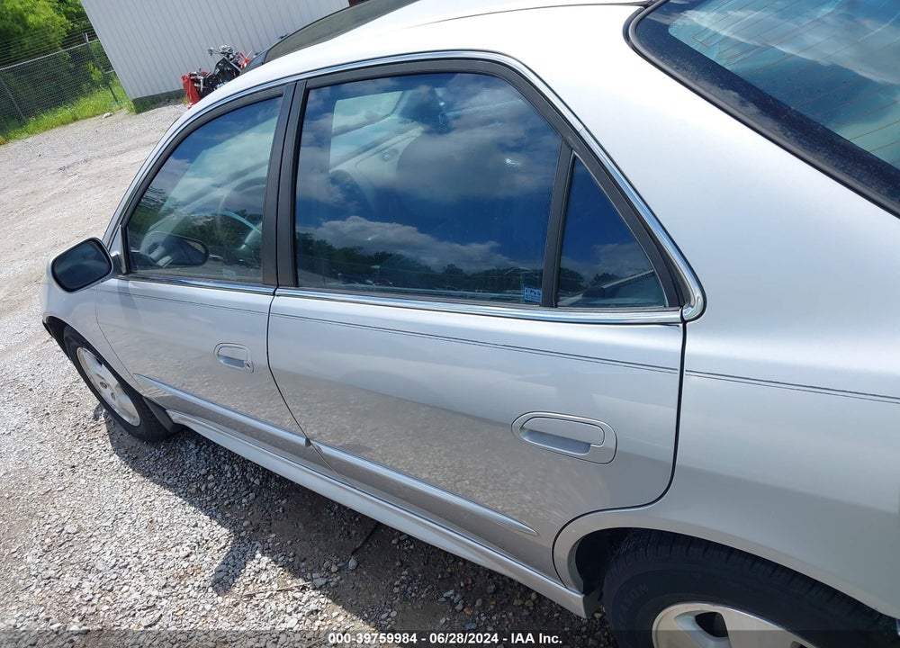 2001 HONDA ACCORD 3.0 EX VIN: 1HGCG165X1A005088