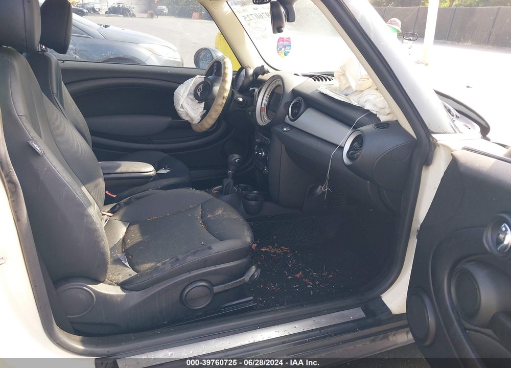 2011 MINI COOPER VIN: WMWSU3C50BT098399