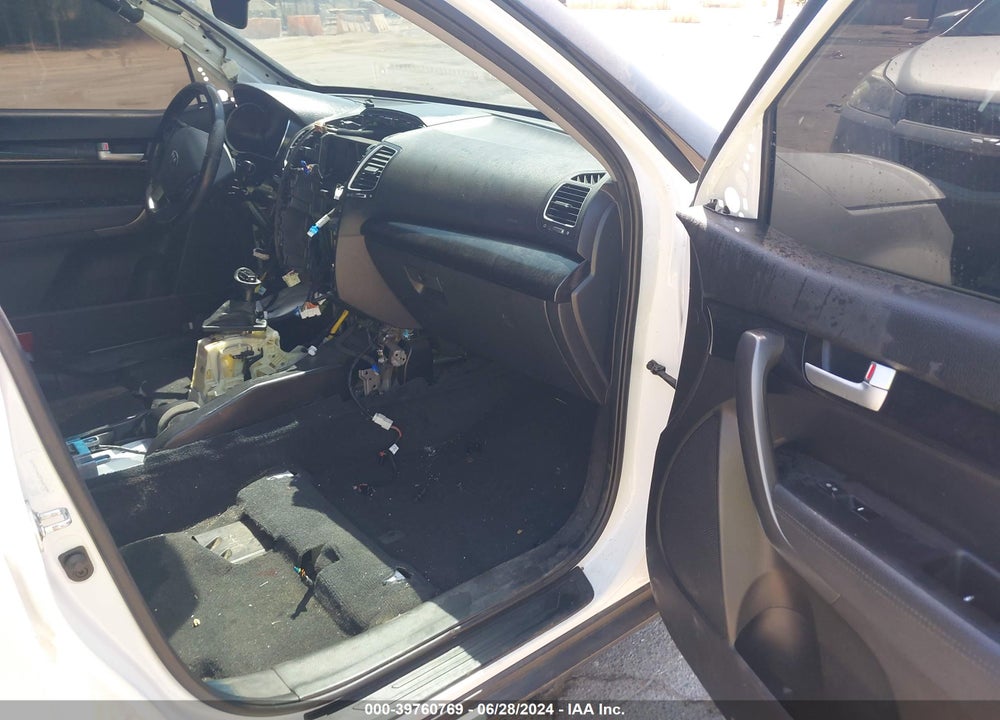 2015 KIA SORENTO LX VIN: 5XYKT4A63FG657999