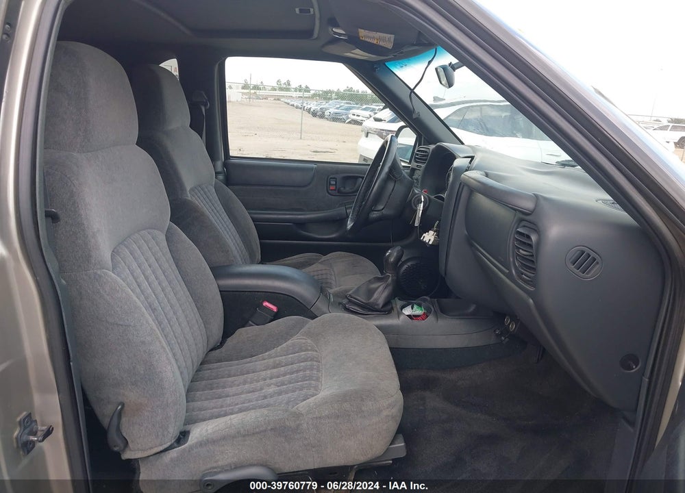 2002 CHEVROLET BLAZER LS VIN: 1GNCT18W52K201166