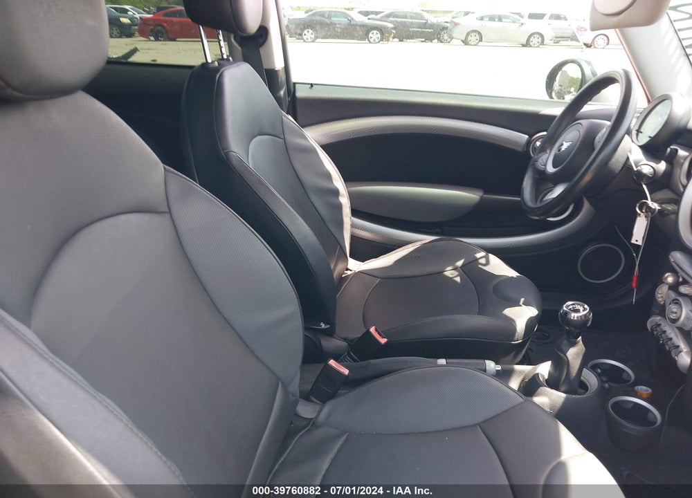 2009 MINI COOPER S VIN: WMWMF73579TT98218