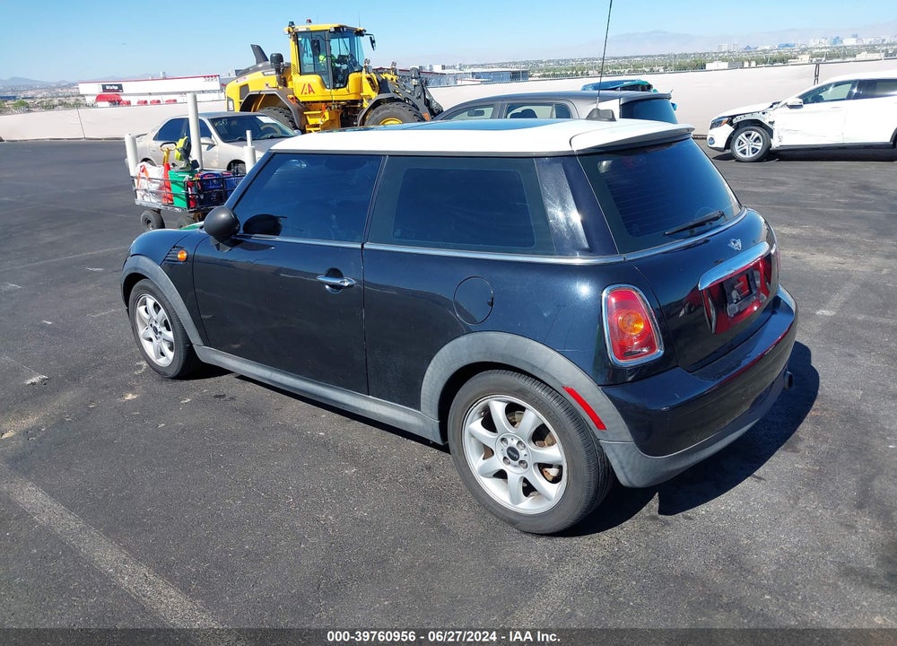 2007 MINI COOPER VIN: WMWMF335X7TT51092