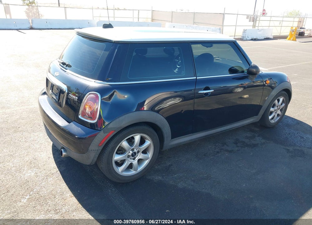 2007 MINI COOPER VIN: WMWMF335X7TT51092