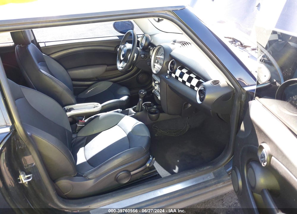 2007 MINI COOPER VIN: WMWMF335X7TT51092
