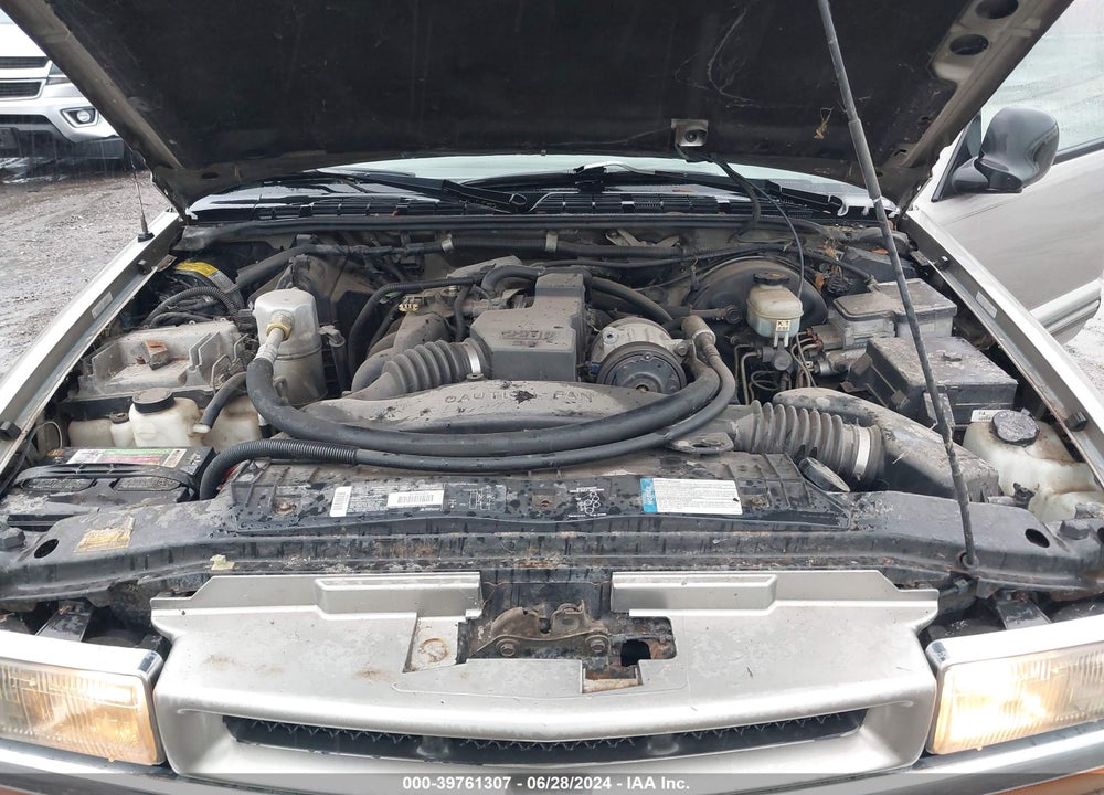 1998 CHEVROLET S-10 LS FLEETSIDE VIN: 1GCCS1941W8222897