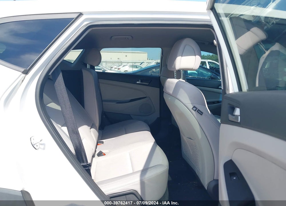 2018 HYUNDAI TUCSON VIN: KM8J23A47JU683127