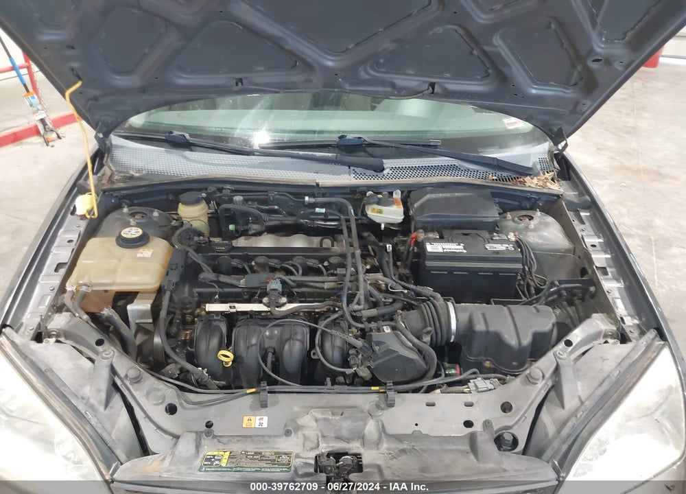 2005 FORD FOCUS ZX4 VIN: 1FAFP34N75W285884