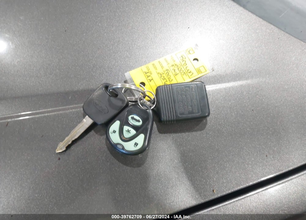 2005 FORD FOCUS ZX4 VIN: 1FAFP34N75W285884