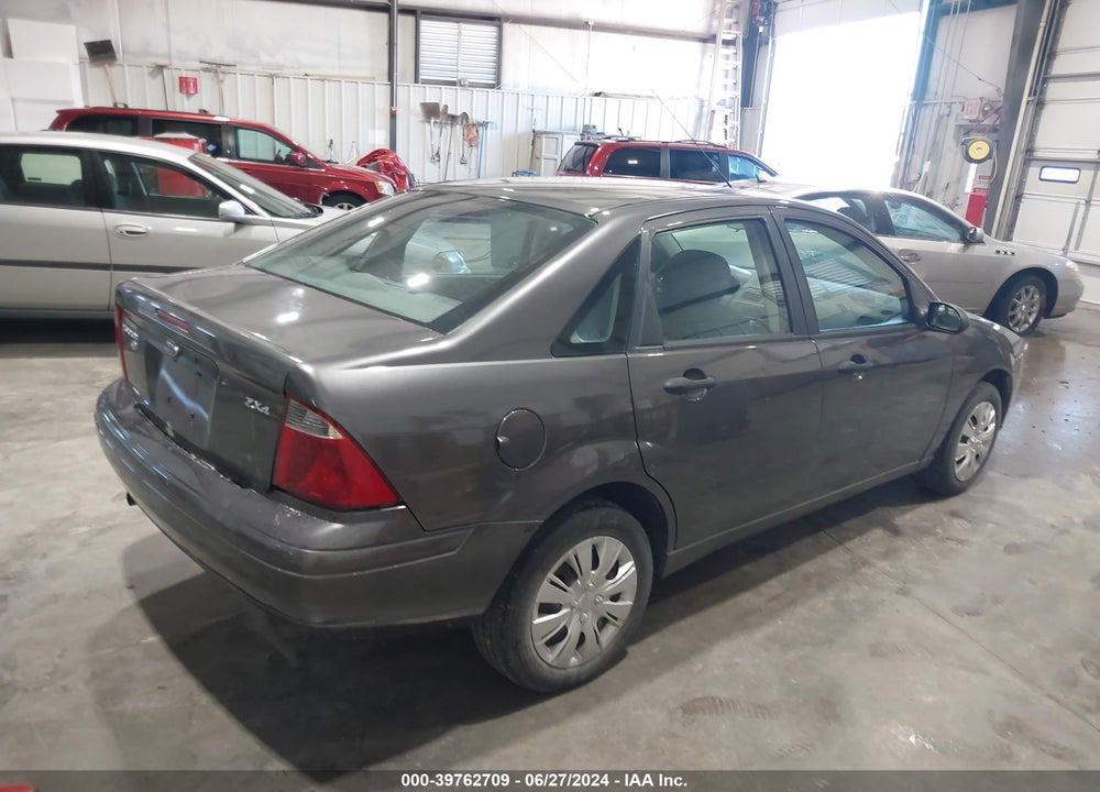 2005 FORD FOCUS ZX4 VIN: 1FAFP34N75W285884