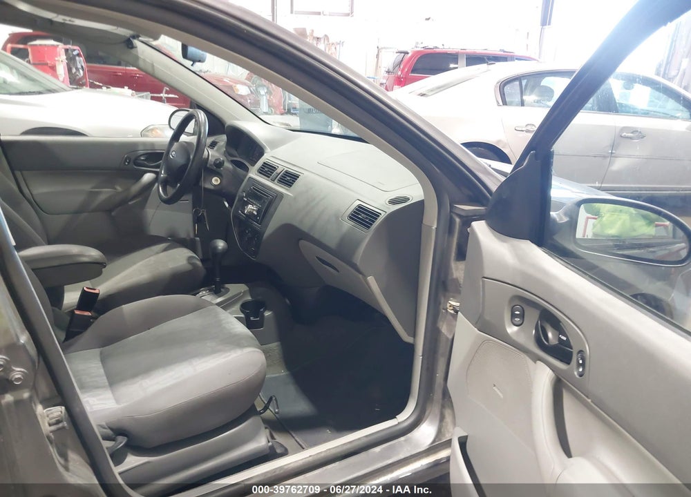 2005 FORD FOCUS ZX4 VIN: 1FAFP34N75W285884
