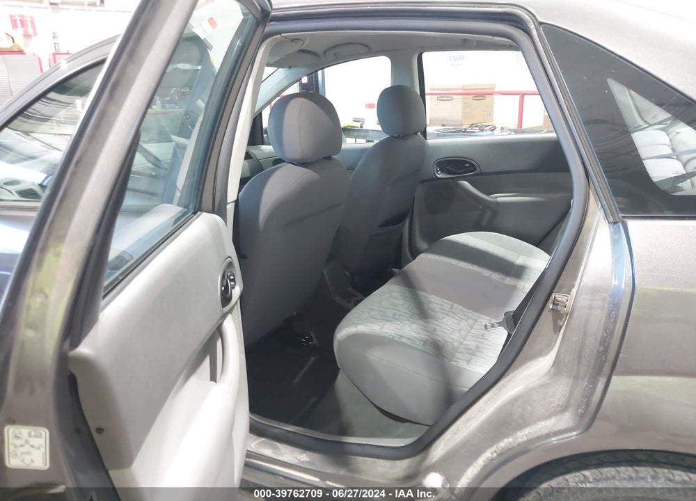 2005 FORD FOCUS ZX4 VIN: 1FAFP34N75W285884