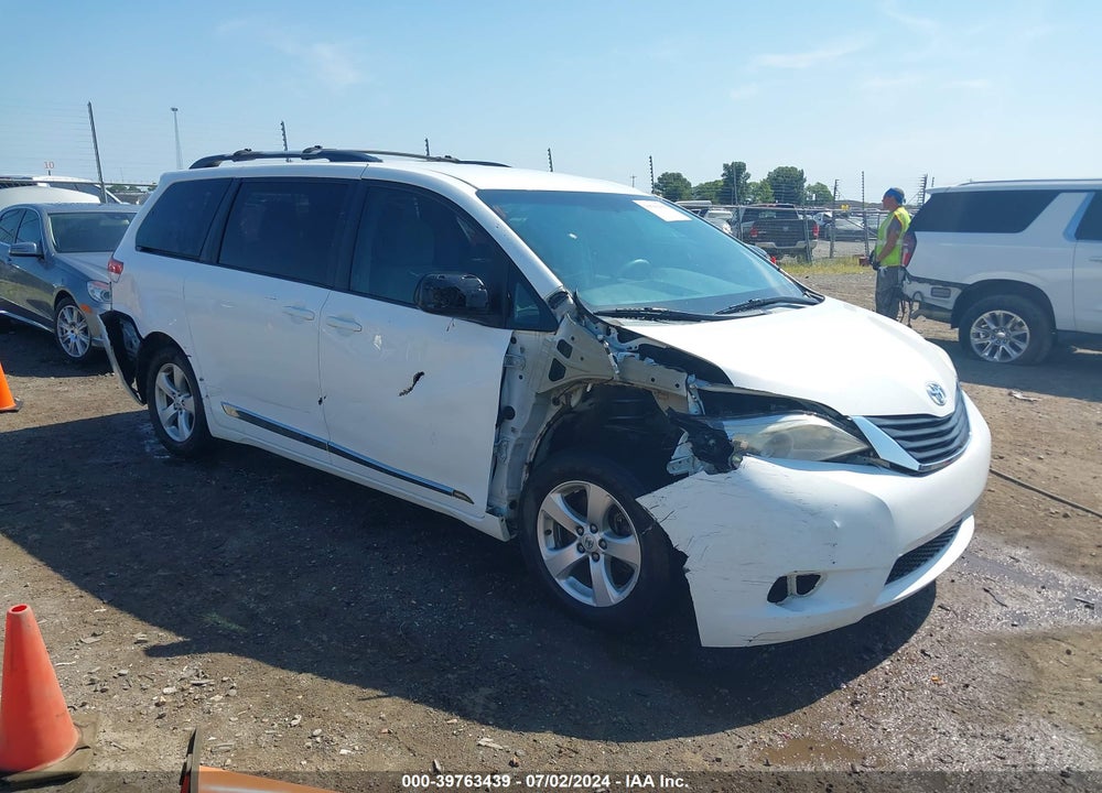 2013 TOYOTA SIENNA LE V6 8 PASSENGER VIN: 5TDKK3DC4DS302824