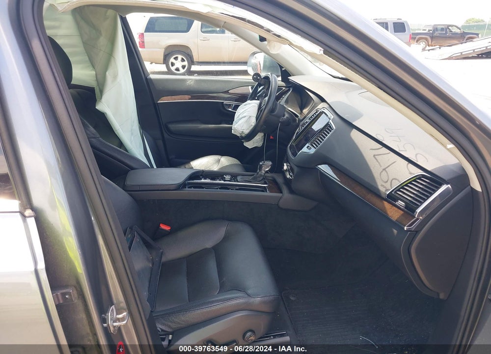 2016 VOLVO XC90 T5 MOMENTUM VIN: YV4102XK5G1086382