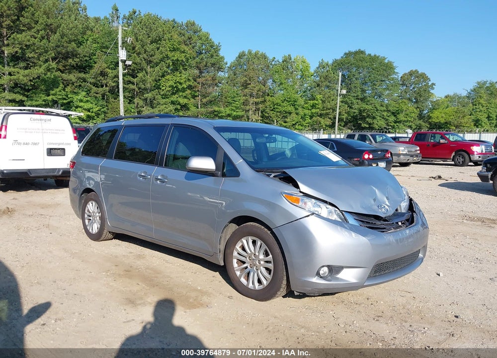 2015 TOYOTA SIENNA XLE 8 PASSENGER VIN: 5TDYK3DC4FS622500