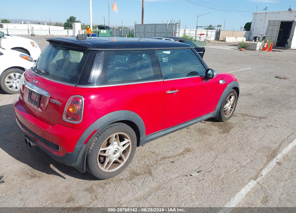 2009 MINI COOPER S VIN: WMWMF73559TT94572