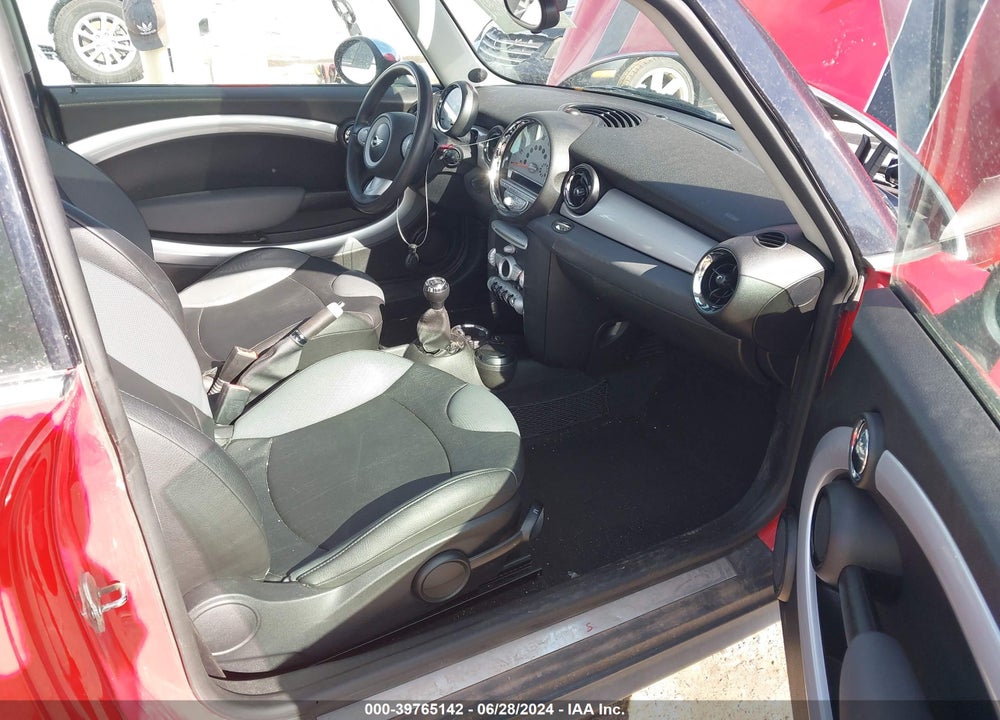 2009 MINI COOPER S VIN: WMWMF73559TT94572