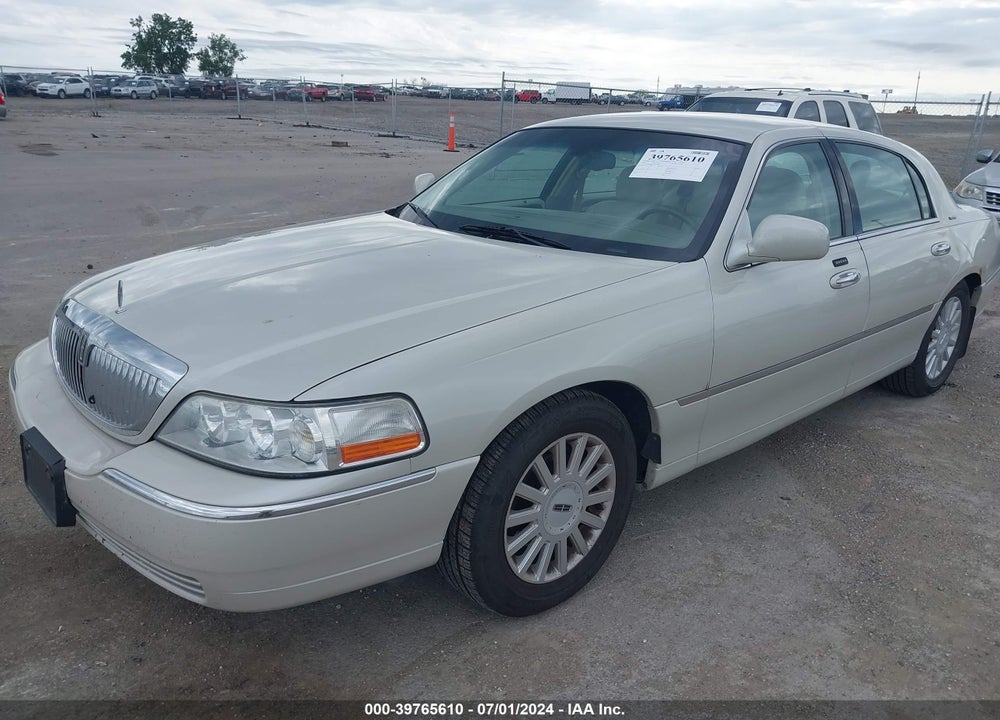 2005 LINCOLN TOWN CAR SIGNATURE VIN: 1LNHM81W45Y628818