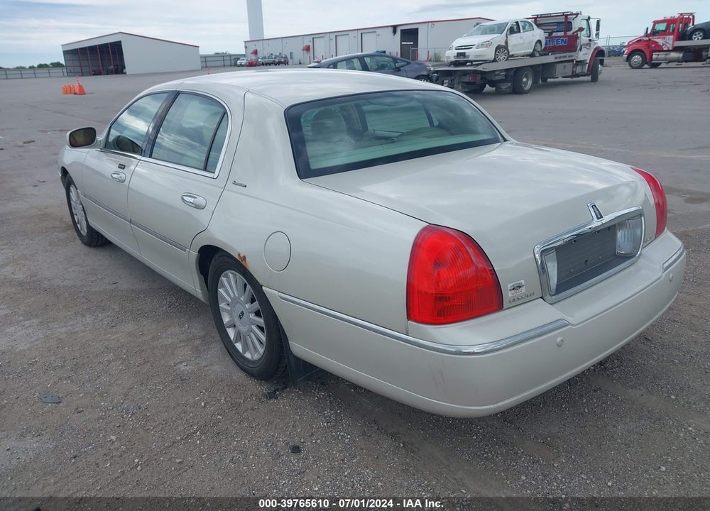2005 LINCOLN TOWN CAR SIGNATURE VIN: 1LNHM81W45Y628818