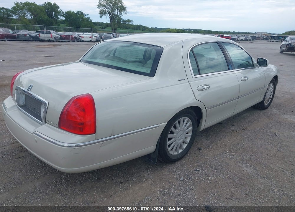 2005 LINCOLN TOWN CAR SIGNATURE VIN: 1LNHM81W45Y628818