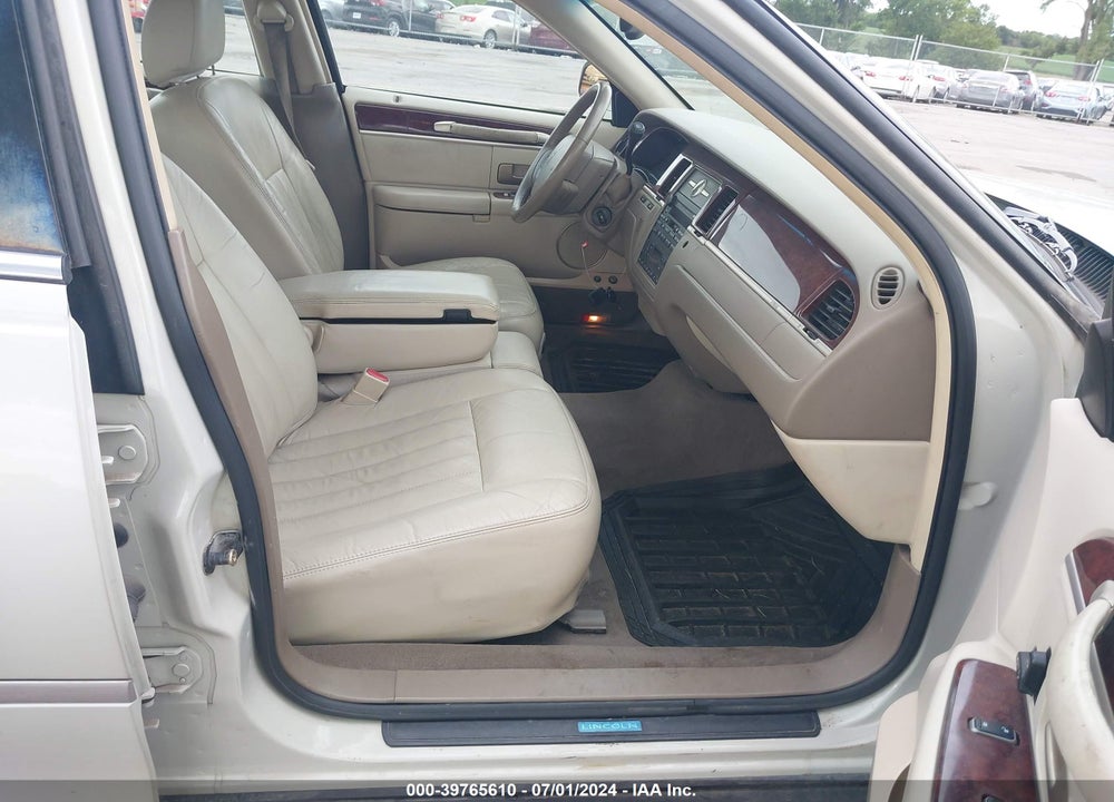 2005 LINCOLN TOWN CAR SIGNATURE VIN: 1LNHM81W45Y628818