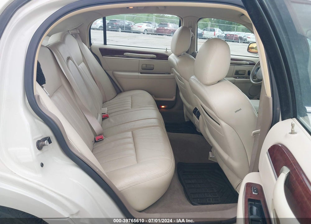 2005 LINCOLN TOWN CAR SIGNATURE VIN: 1LNHM81W45Y628818