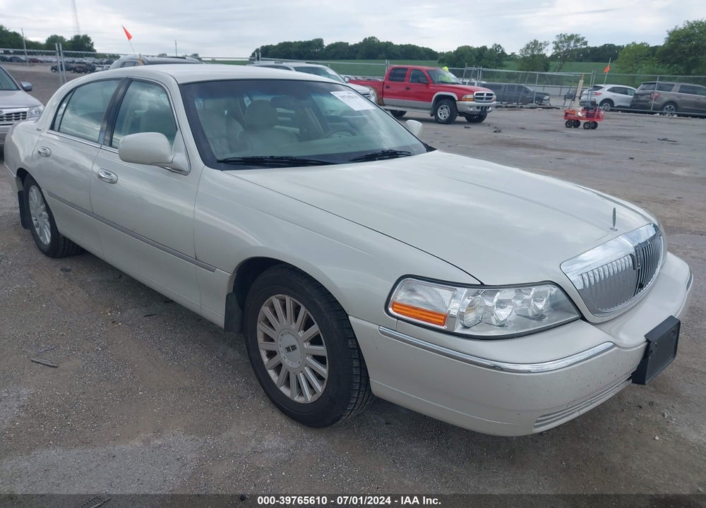 2005 LINCOLN TOWN CAR SIGNATURE VIN: 1LNHM81W45Y628818