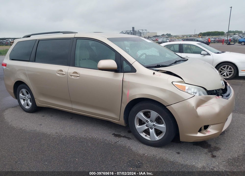 2013 TOYOTA SIENNA LE V6 8 PASSENGER VIN: 5TDKK3DC5DS334195