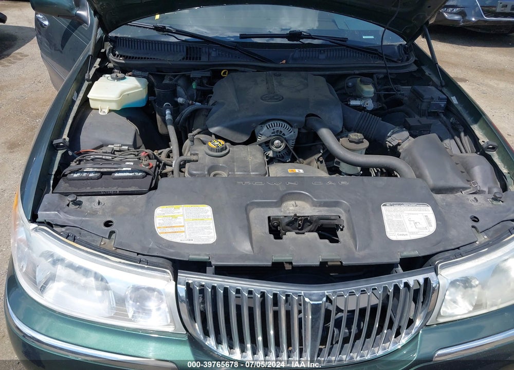 2000 LINCOLN TOWN CAR SIGNATURE VIN: 1LNHM82W8YY895057