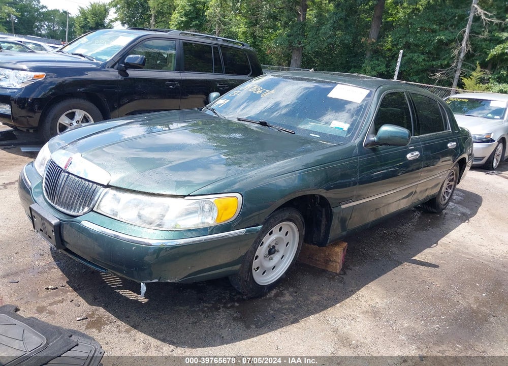 2000 LINCOLN TOWN CAR SIGNATURE VIN: 1LNHM82W8YY895057