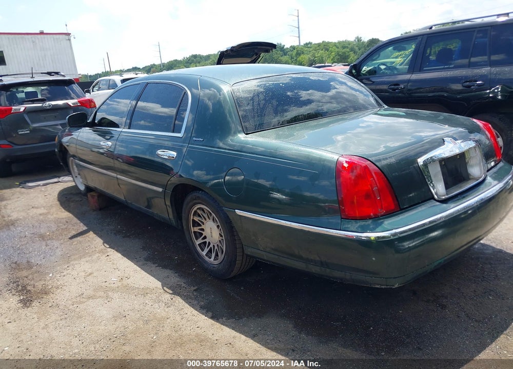 2000 LINCOLN TOWN CAR SIGNATURE VIN: 1LNHM82W8YY895057