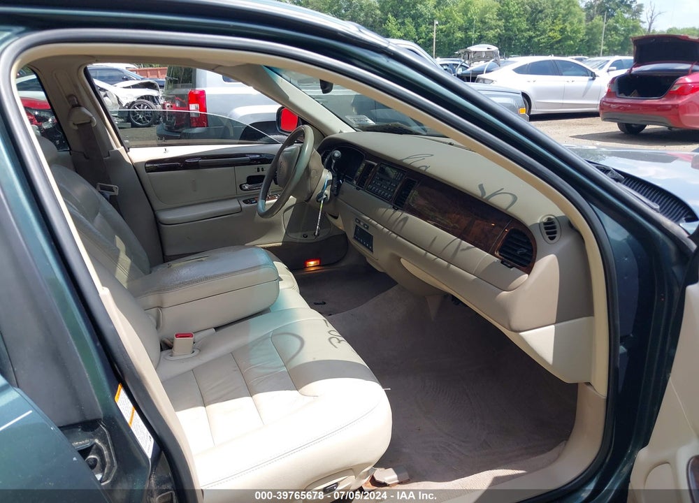 2000 LINCOLN TOWN CAR SIGNATURE VIN: 1LNHM82W8YY895057