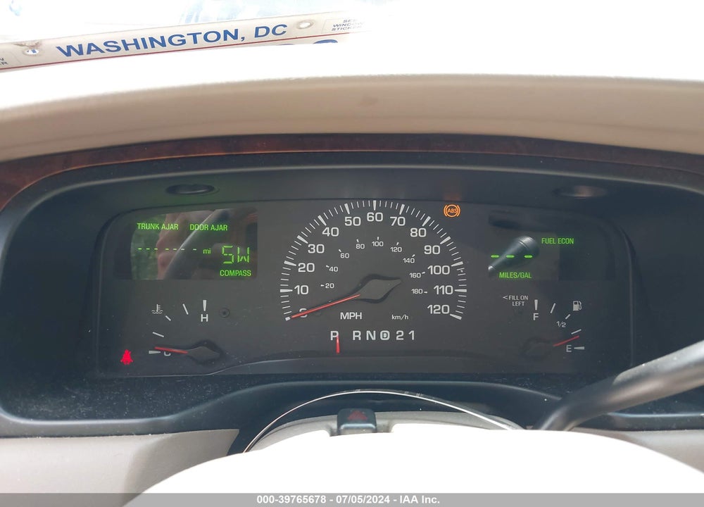 2000 LINCOLN TOWN CAR SIGNATURE VIN: 1LNHM82W8YY895057