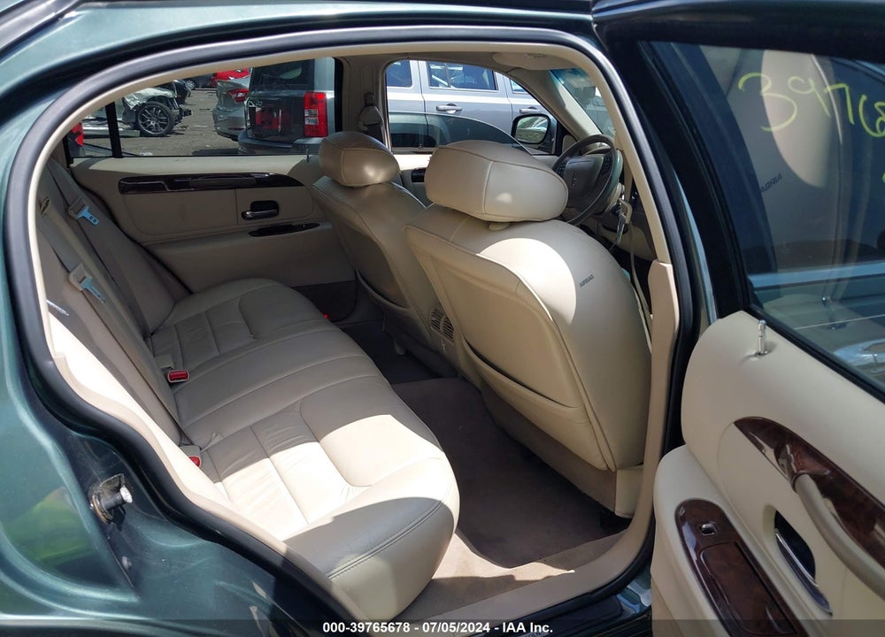 2000 LINCOLN TOWN CAR SIGNATURE VIN: 1LNHM82W8YY895057