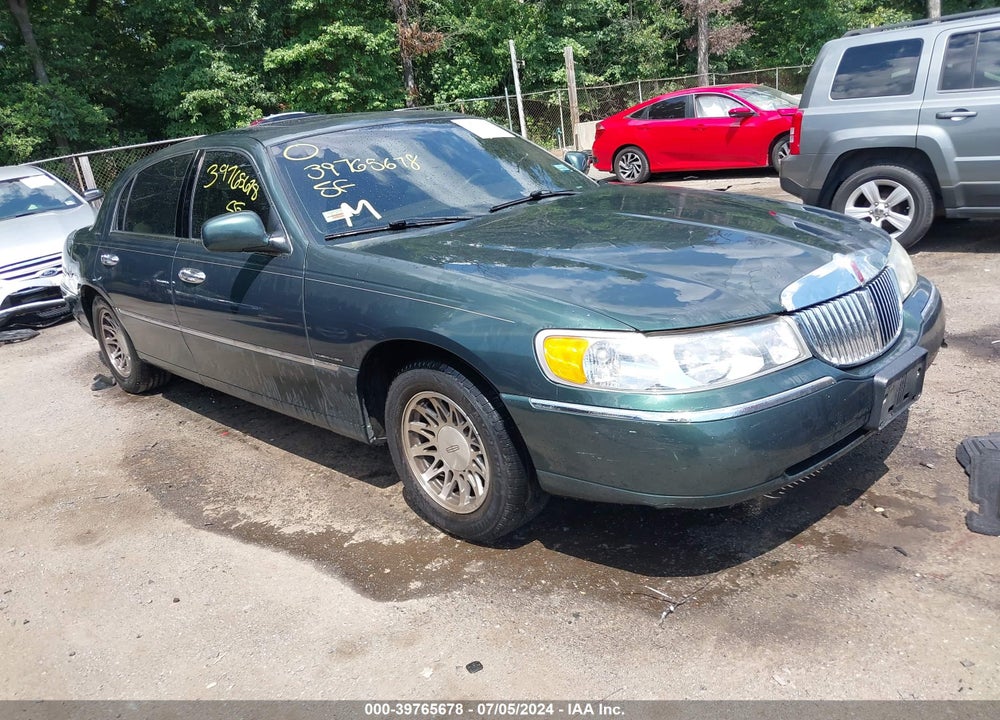 2000 LINCOLN TOWN CAR SIGNATURE VIN: 1LNHM82W8YY895057