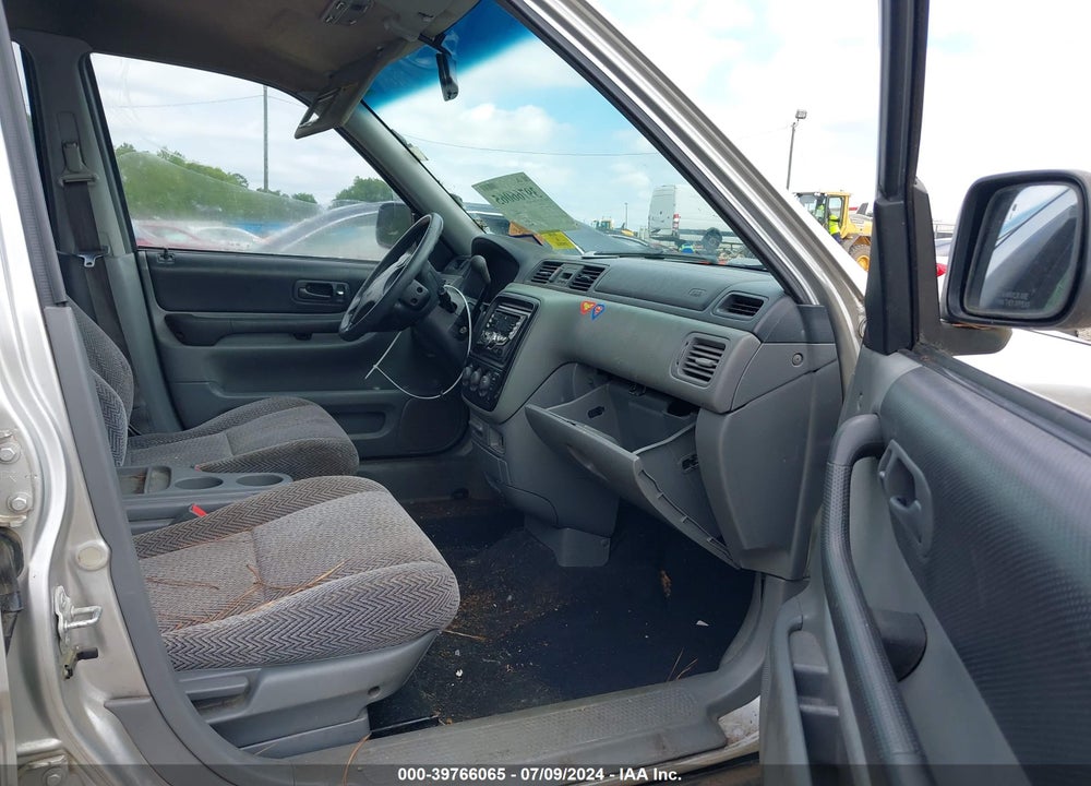 1998 HONDA CR-V LX VIN: JHLRD2841WC001778
