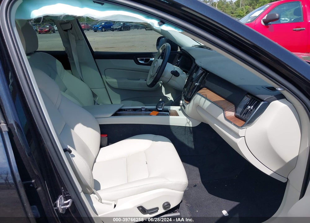 2022 VOLVO XC60 B5 MOMENTUM VIN: YV4L12RK4N1945235